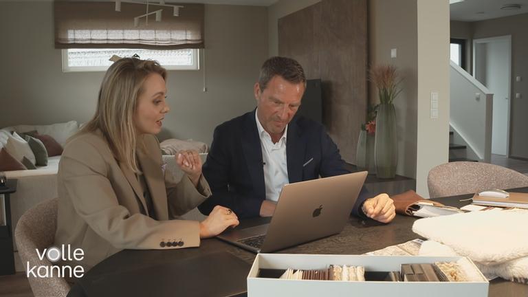 Zwei Menschen planen die Wohnungseinrichtung mithilfe von KI