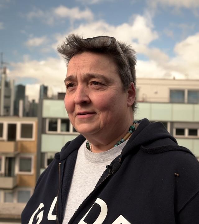 Gaby Giebler vor Mietshäusern