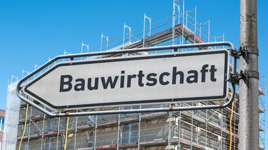 Zu erkennen, ist ein Hinweisschild mit der Aufschrit "Bauwirtschaft"