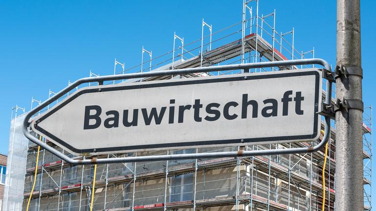 Zu erkennen, ist ein Hinweisschild mit der Aufschrit "Bauwirtschaft"