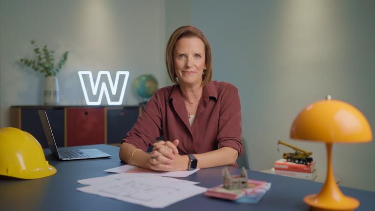 ZDF-Wirtschaftsexpertin Valerie Haller im Studio von WISO - Wirtschaft erklärt