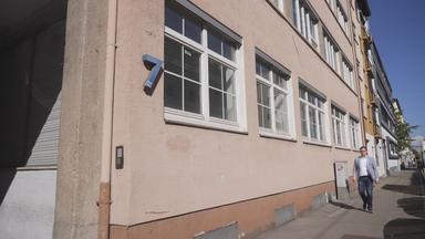 Hauswand mit der Hausnummer 7 zu sehen etwas heruntergekommen
