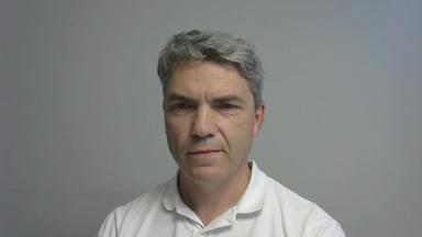 Konstantin Kholodilin vom Deutschen Institut für Wirtschaftsforschung. Er trägt ein weißes Hemd. Sein Hintergrund ist eine weiß/graue Wand.