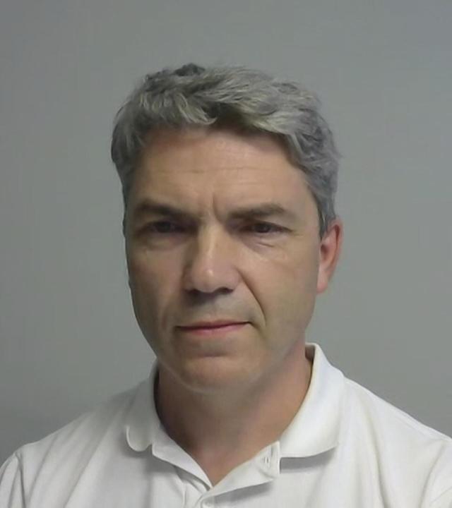Konstantin Kholodilin vom Deutschen Institut für Wirtschaftsforschung. Er trägt ein weißes Hemd. Sein Hintergrund ist eine weiß/graue Wand.
