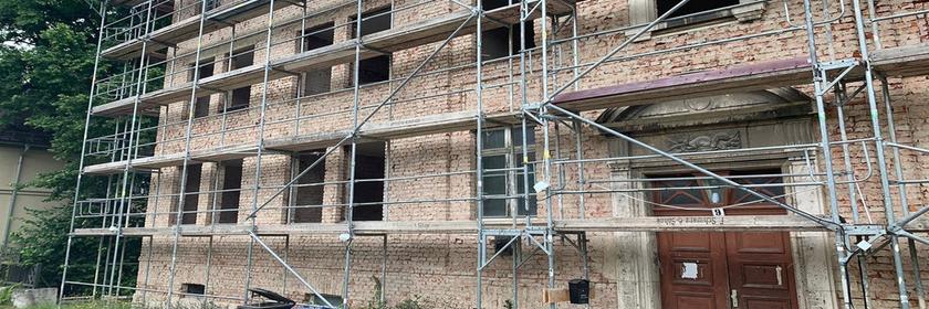 Entkerntes Haus in der Schwabestraße Weimar.