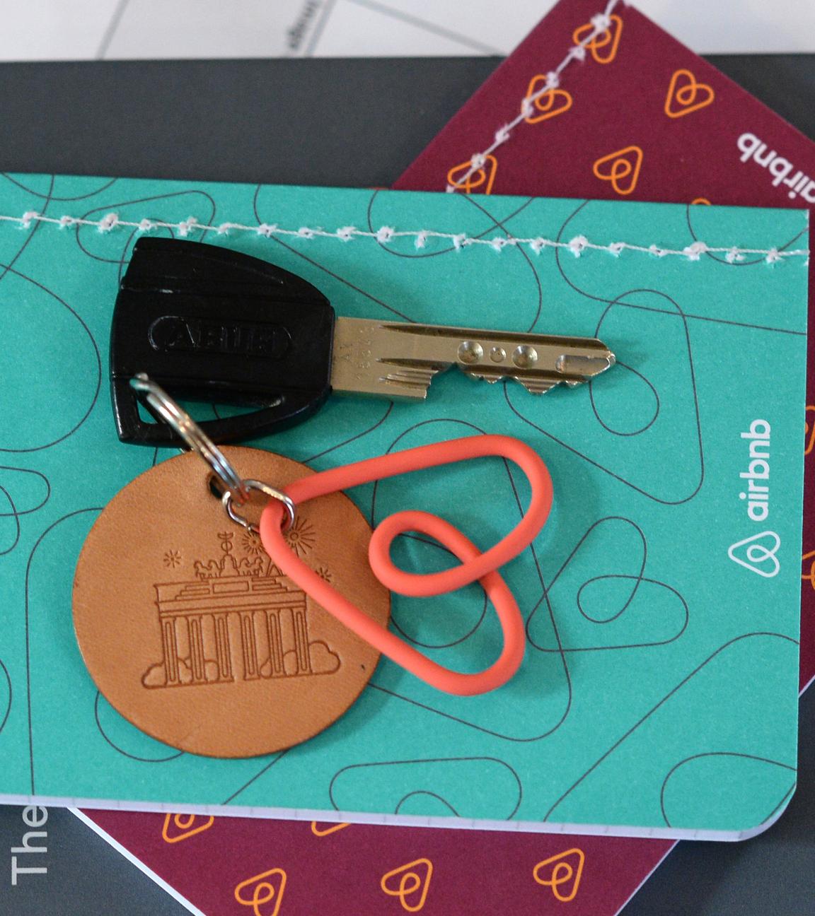 Wohnungsschlüssel mit Airbnb-Anhänger