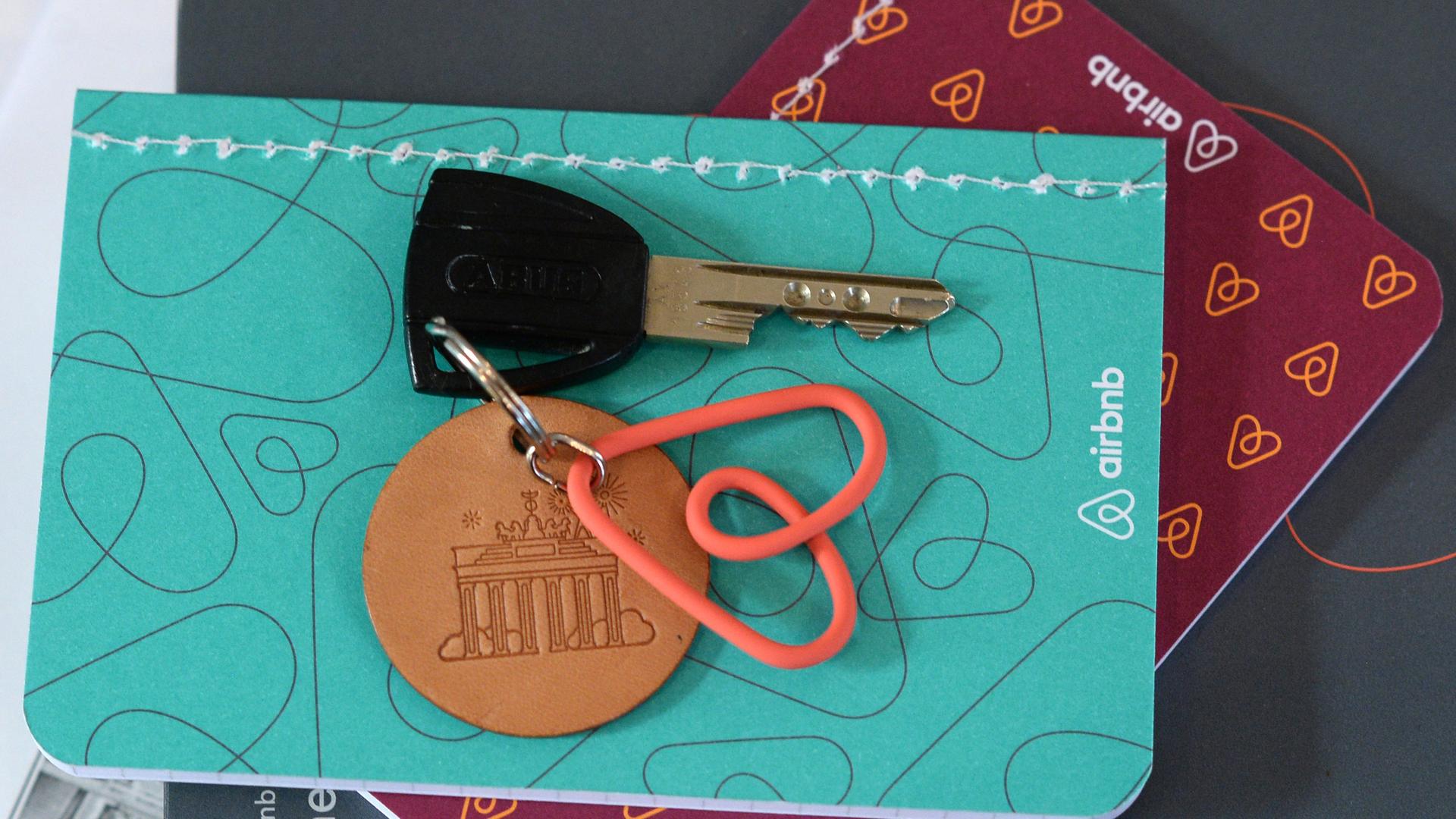 Wohnungsschlüssel mit Airbnb-Anhänger