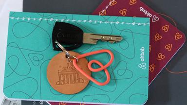 Wohnungsschlüssel mit Airbnb-Anhänger