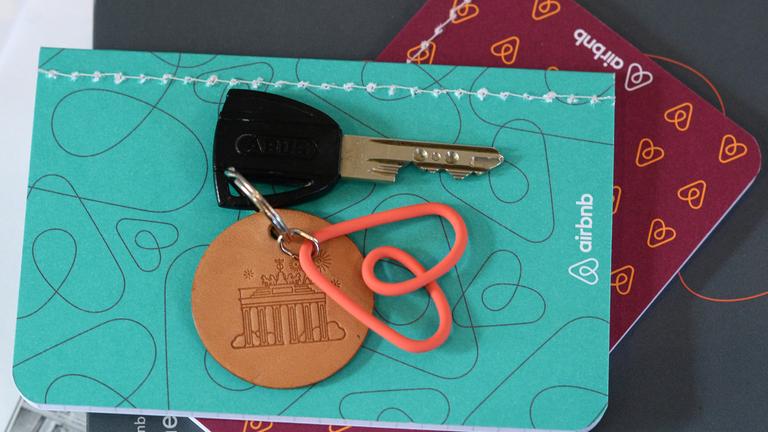 Wohnungsschlüssel mit Airbnb-Anhänger