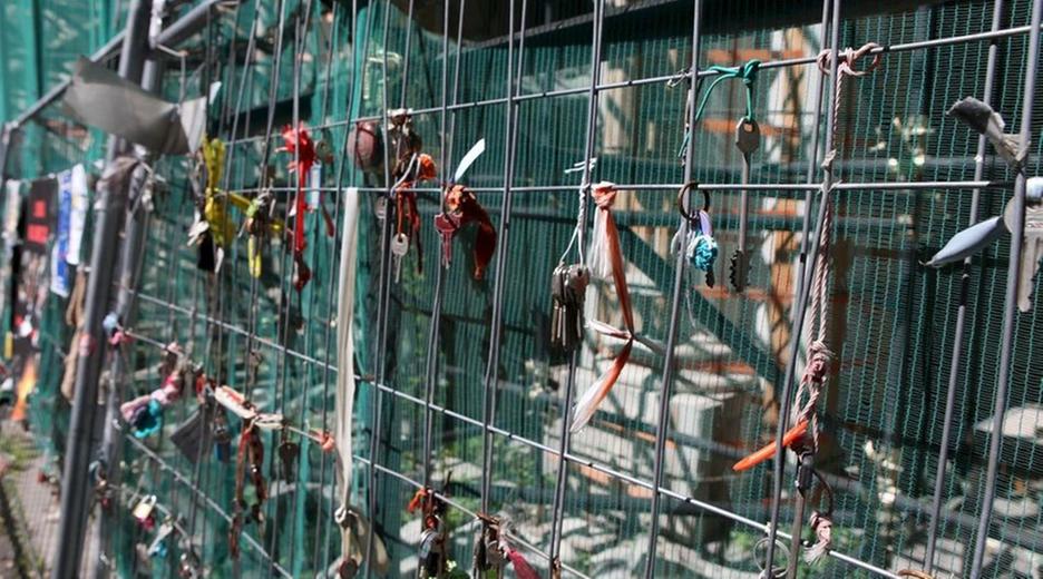 Wohnungsschlüssel an einem Baugerüst in L'Aquila