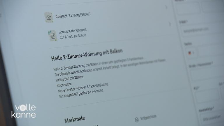 Wohnungssuche: Auf einem PC sieht man eine Wohnungsanzeige "Helle 2-Zimmer-Wohnung mit Balkon"