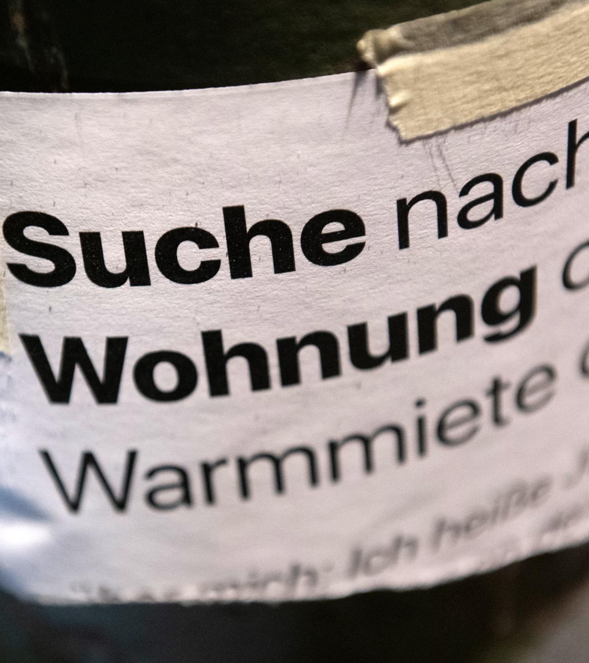Berlin: "Suche Wohnung" steht auf dem Zettel an einer Laterne