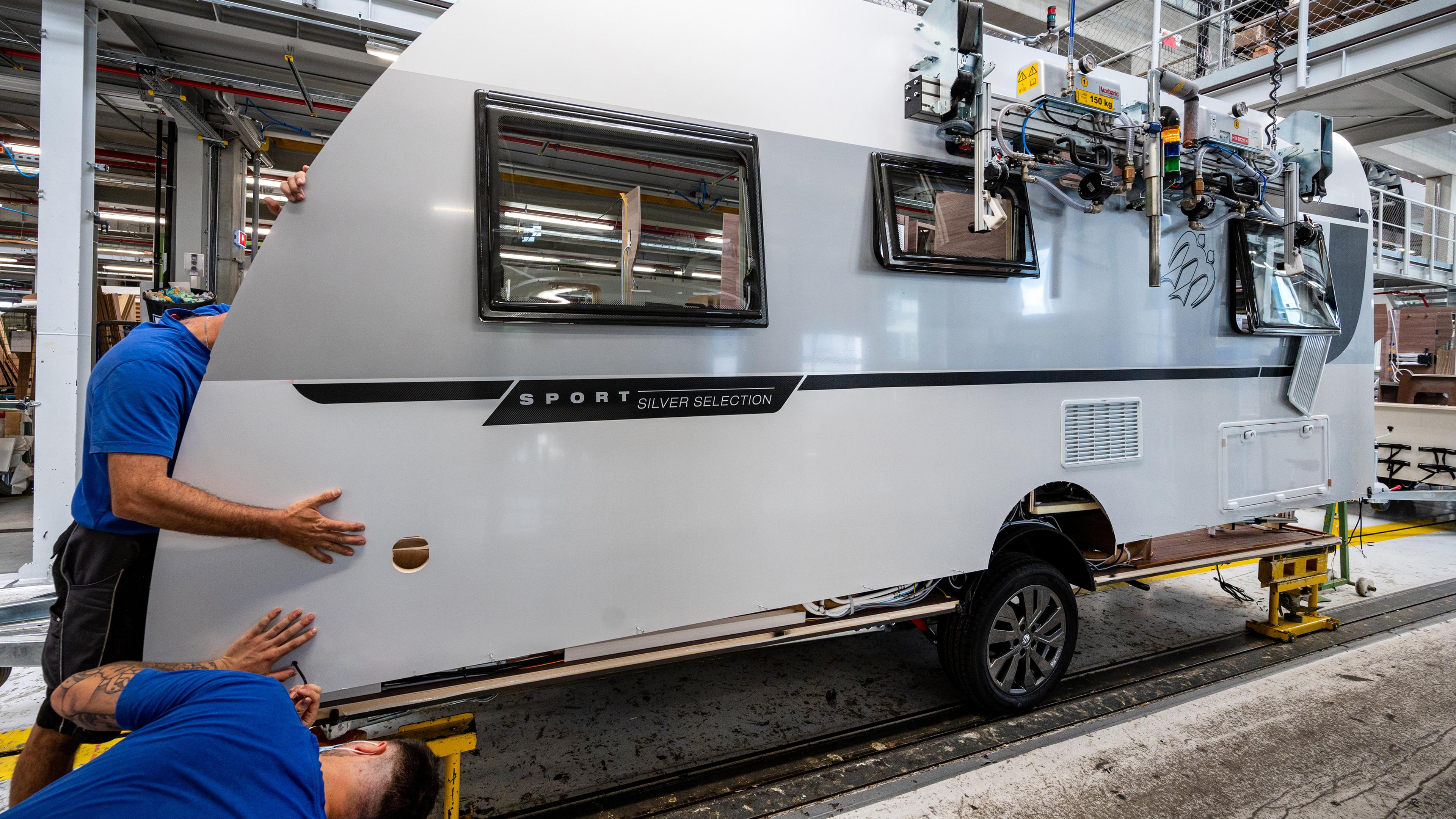 Bayern, Jandelsbrunn: Arbeiter montieren eine Seitenwand von einem Wohnwagen im Werk der Knaus-Tabbert AG.