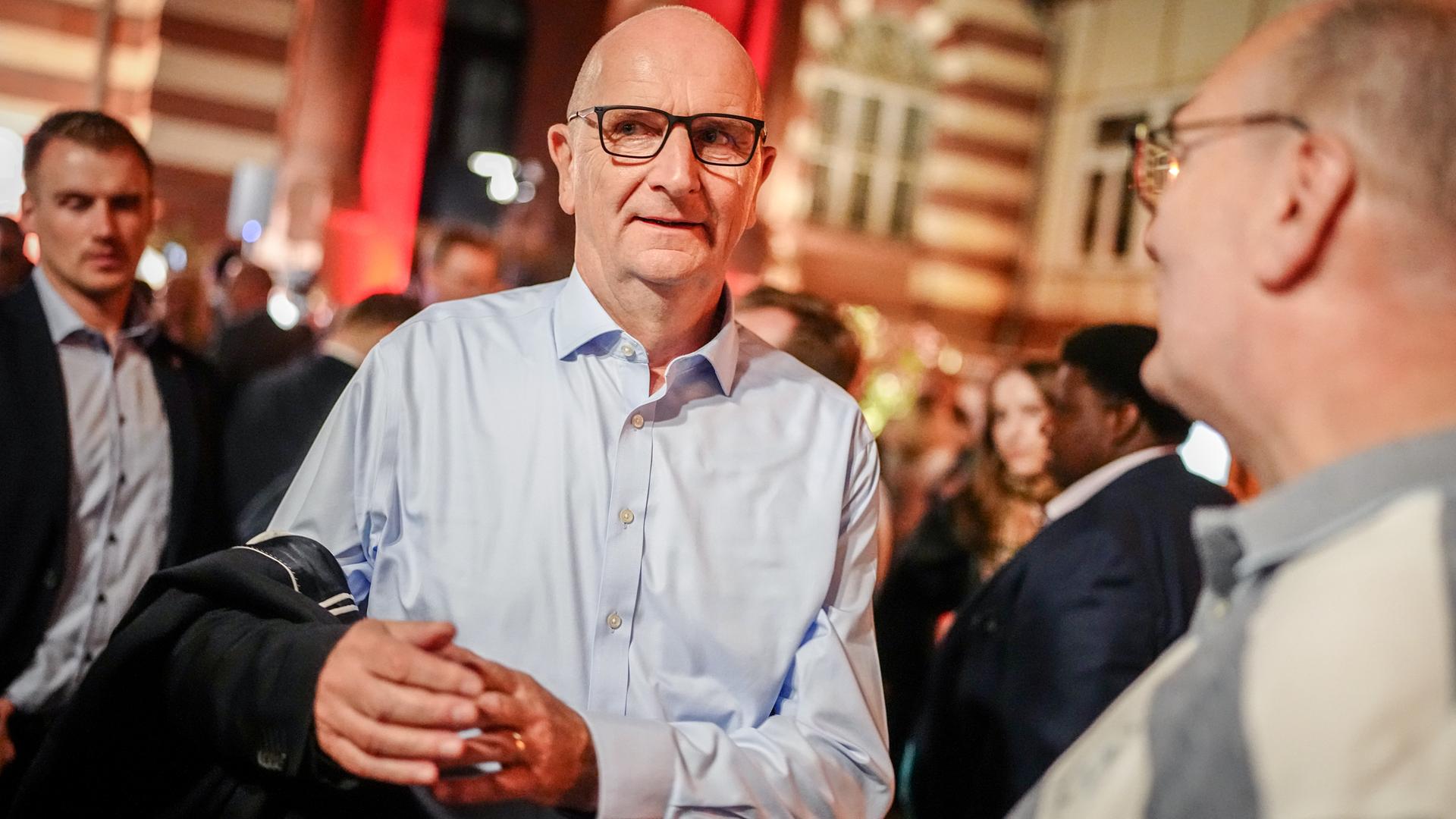 Dietmar Woidke (SPD), Ministerpräsident von Brandenburg, legt sein Sakko bei der SPD-Wahlparty ab.
