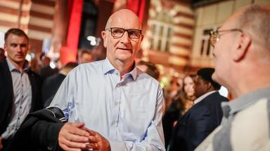 Dietmar Woidke (SPD), Ministerpräsident von Brandenburg, legt sein Sakko bei der SPD-Wahlparty ab.