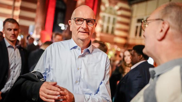 Dietmar Woidke (SPD), Ministerpräsident von Brandenburg, legt sein Sakko bei der SPD-Wahlparty ab.