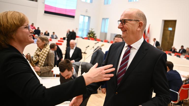 Dietmar Woidke, Ministerpräsident von Brandenburg, wird nach seiner Wahl beglückwünscht. 