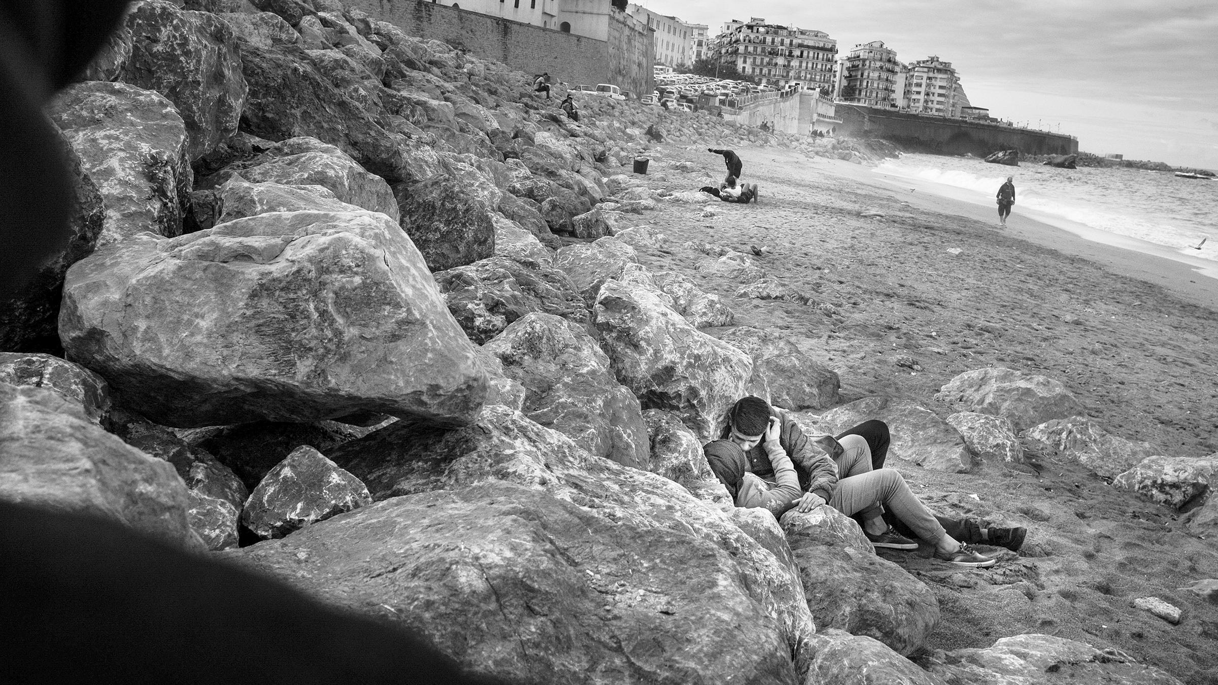 Algerien, Alger: Dieses junge Paar trotzt allen Tabus, indem es sich in der Öffentlichkeit Küsst.