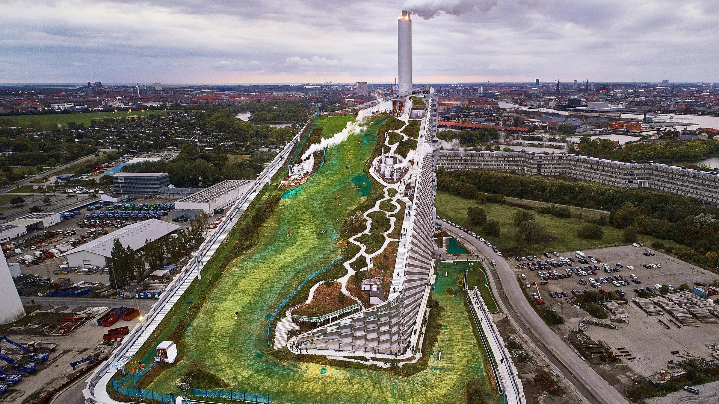 Dänemark, Kopenhagen: Amager Bakke, Ein Müllheizkraftwerk produziert genug Strom, um mindestens 60.000 Haushalte zu versorgen und 72.000 zu heizen.