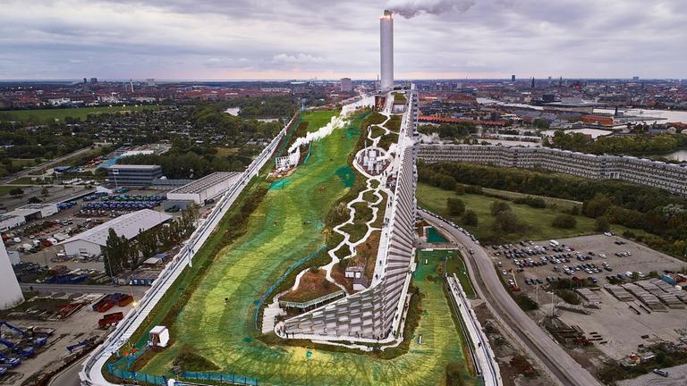 Dänemark, Kopenhagen: Amager Bakke, Ein Müllheizkraftwerk produziert genug Strom, um mindestens 60.000 Haushalte zu versorgen und 72.000 zu heizen.