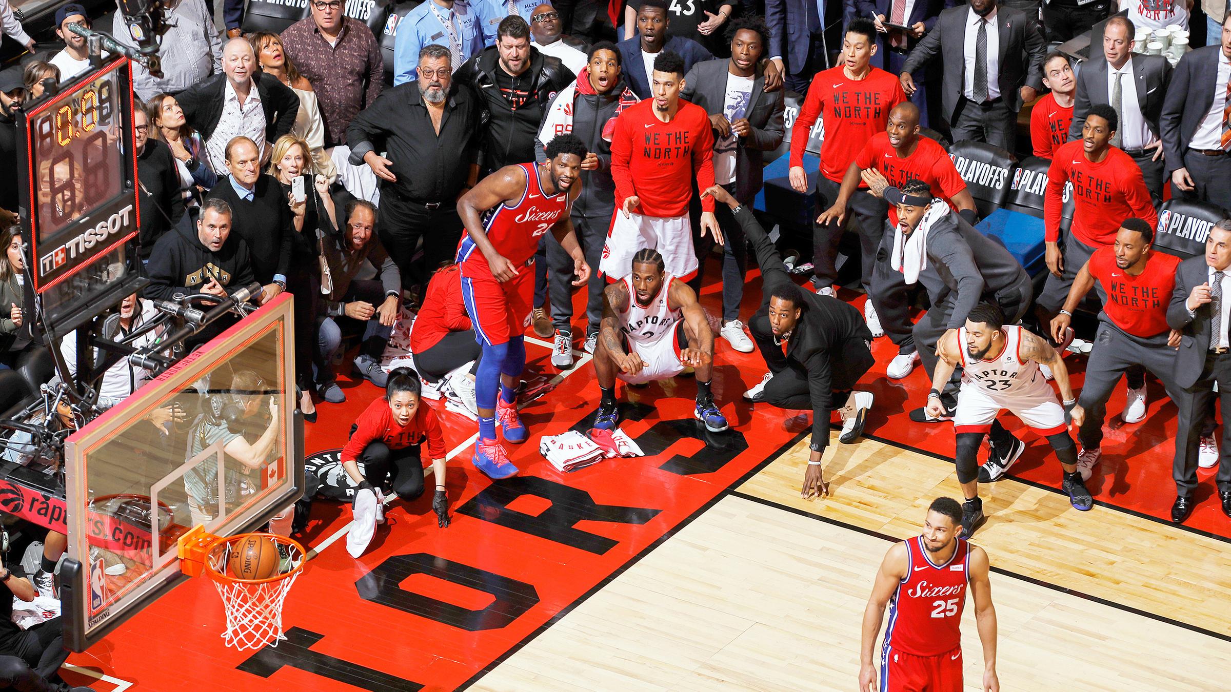 Kanada, Toronto: Kawhi Leonard (in der Hocke, mitte) von den Toronto Raptors sieht zu, wie sein Wurf ins Netz geht.