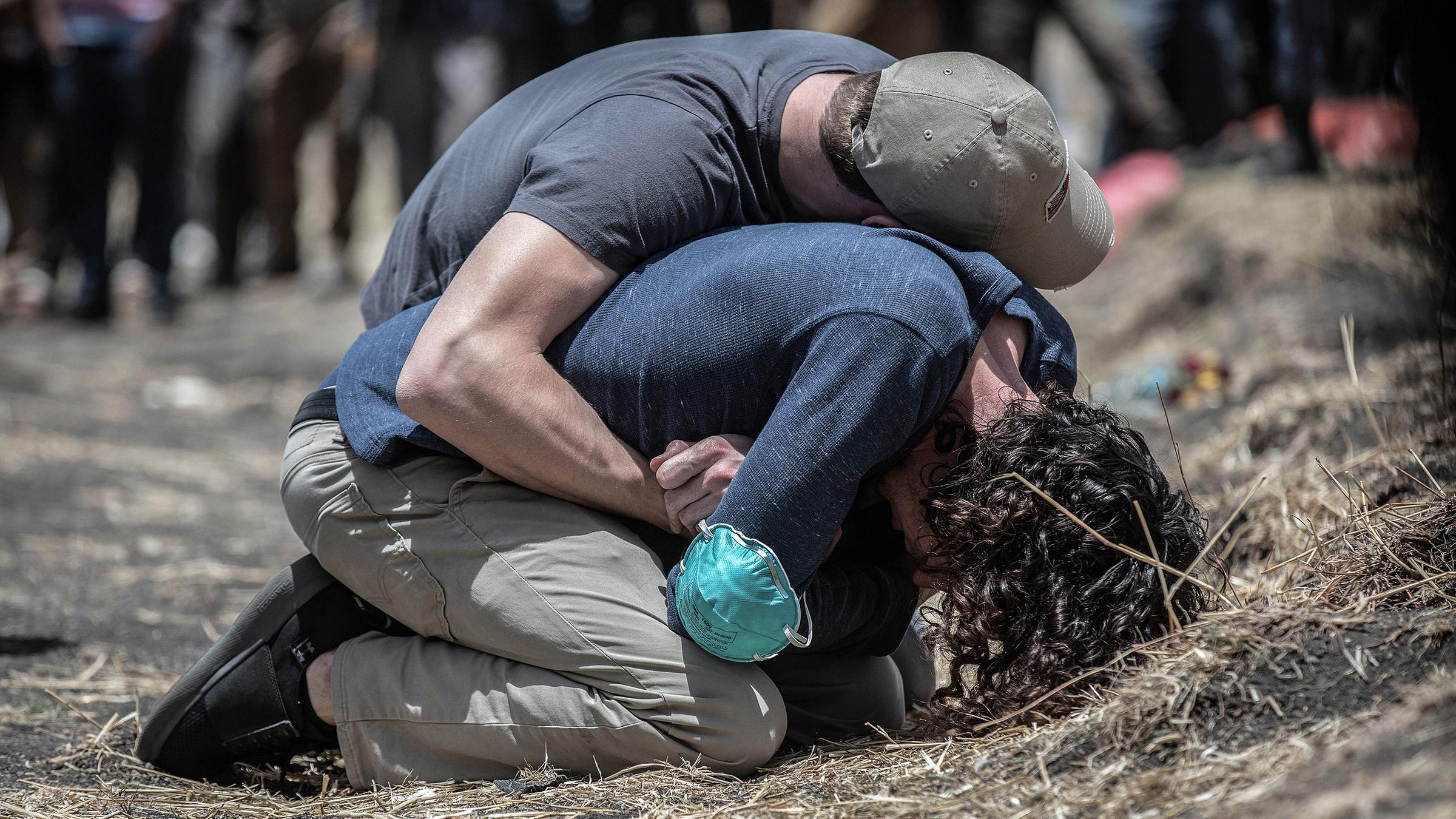 Äthiopien, Addis Abeba: Angehörige trauern an der Absturzstelle des Ethiopian Airlines Fluges ET302.