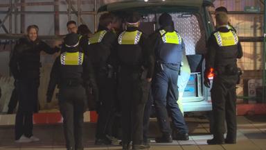 Polizisten beim EInsatz nach dem Fangen des Wolfs