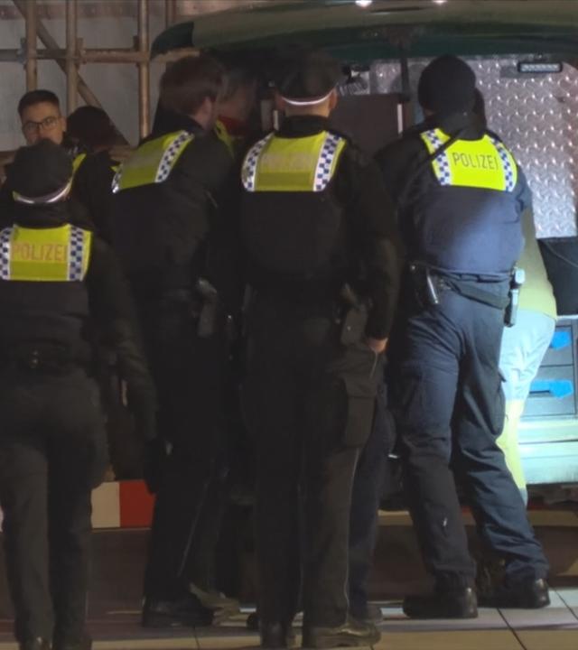 Polizisten beim EInsatz nach dem Fangen des Wolfs