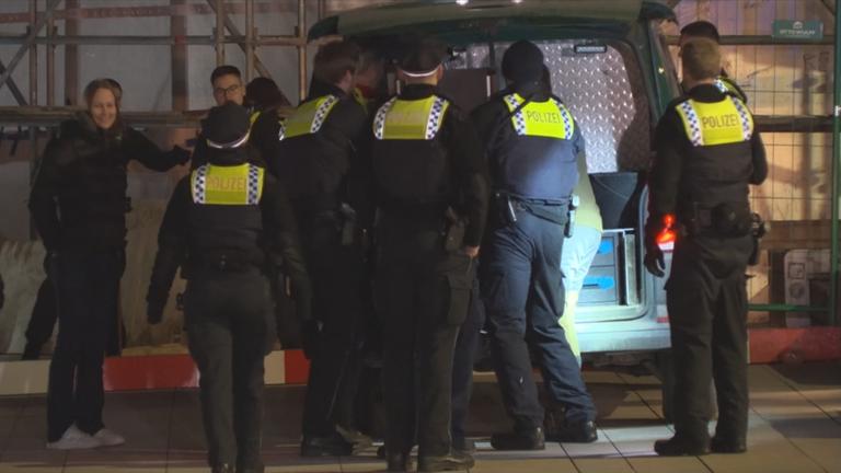 Polizisten beim EInsatz nach dem Fangen des Wolfs