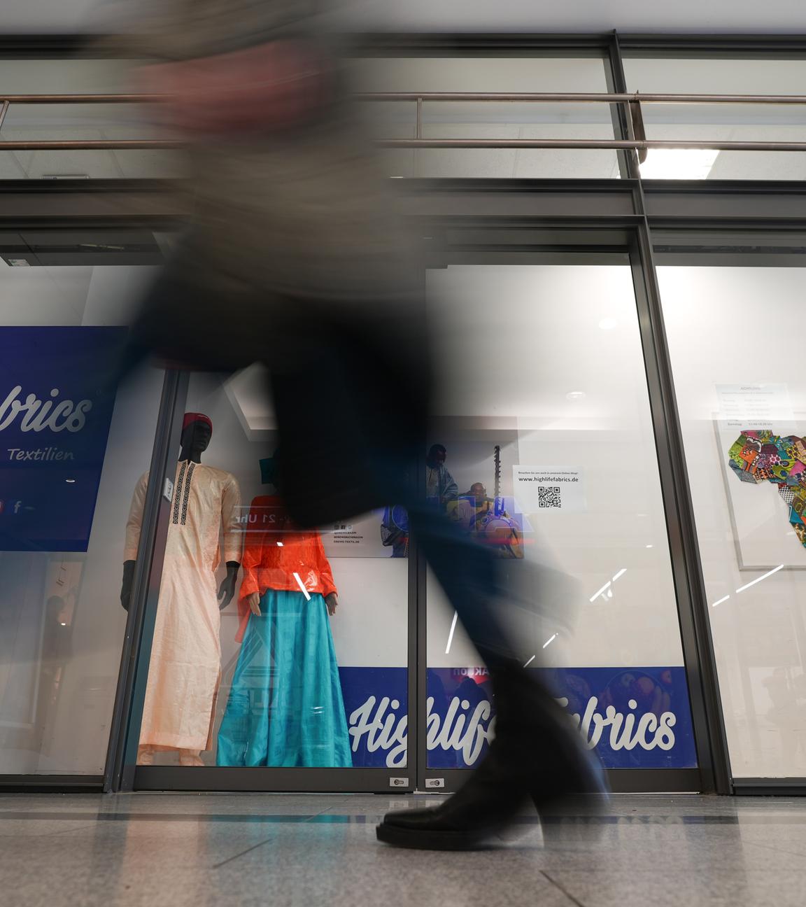 Eine Passantin geht vor einem Geschäft in einer Einkaufspassage an der Straße Große Bergstraße vorbei, wo ein Wolf am Montag eine Frau verletzt hat.