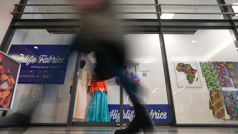 Eine Passantin geht vor einem Geschäft in einer Einkaufspassage an der Straße Große Bergstraße vorbei, wo ein Wolf am Montag eine Frau verletzt hat.