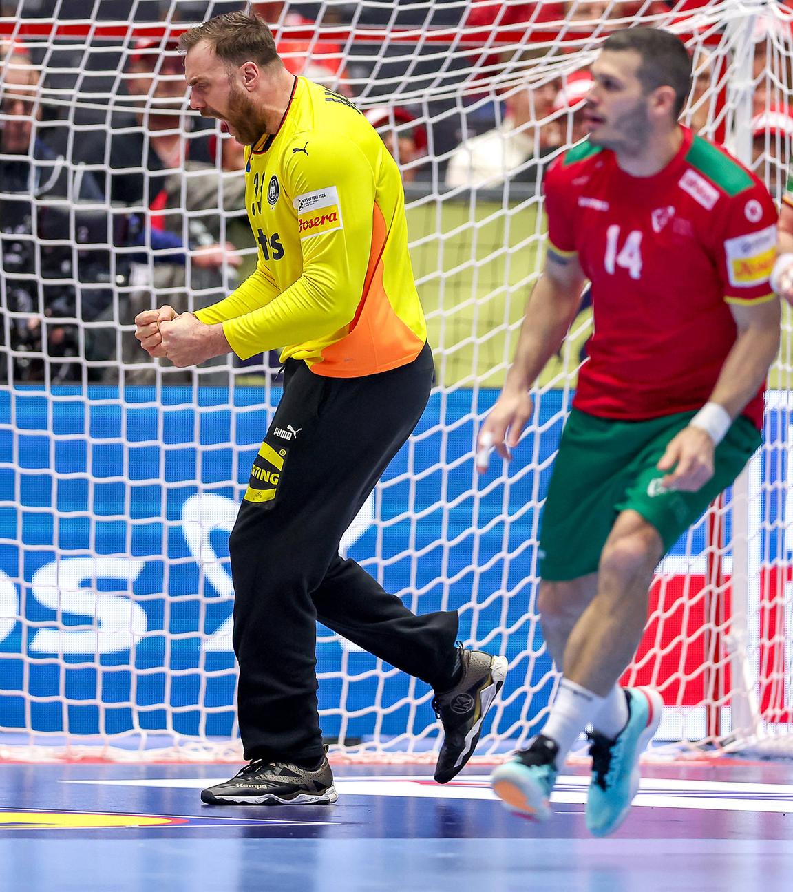 Deutschland - Portugal: Andreas Wolff ballt nach einem gehaltenen Wurf die Faust