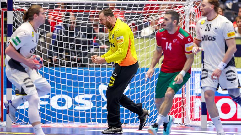 Deutschland - Portugal: Andreas Wolff ballt nach einem gehaltenen Wurf die Faust
