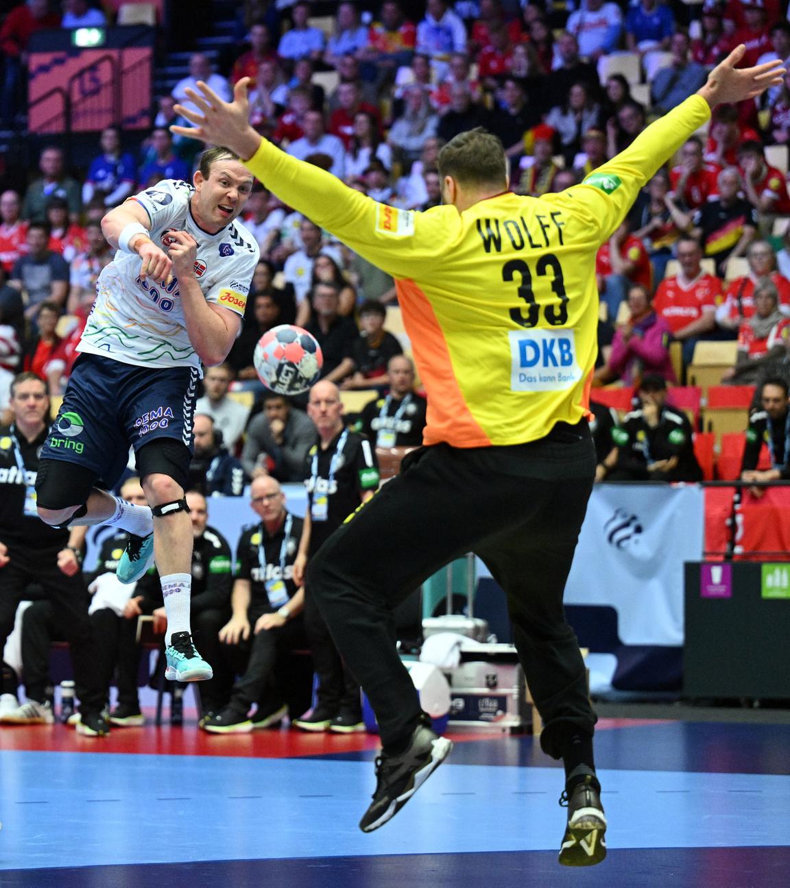 Julian Koester, Tom Kiesler, Sander Sagosen (Norwegen) und Torwart Andreas Wolff (Deutschland) kämpfen. 