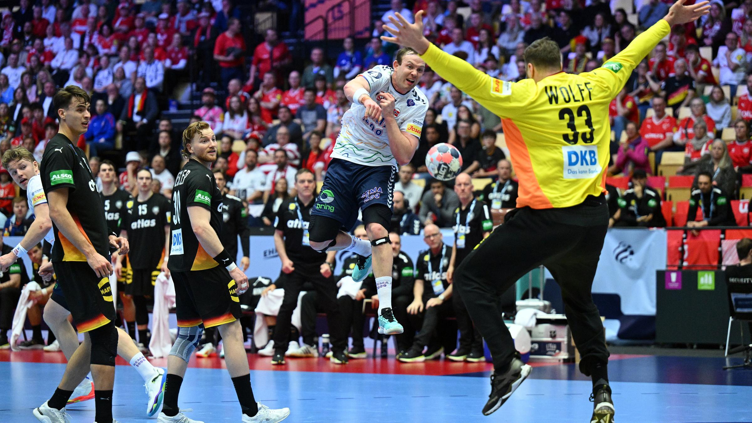 Julian Koester, Tom Kiesler, Sander Sagosen (Norwegen) und Torwart Andreas Wolff (Deutschland) kämpfen. 