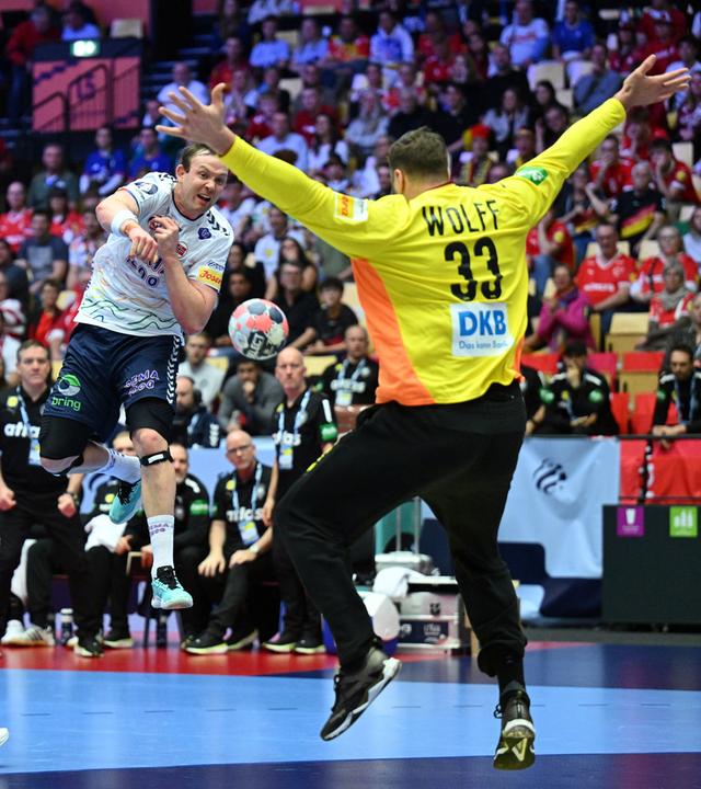 Julian Koester, Tom Kiesler, Sander Sagosen (Norwegen) und Torwart Andreas Wolff (Deutschland) kämpfen. 