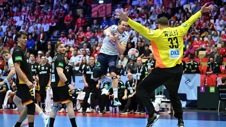 Julian Koester, Tom Kiesler, Sander Sagosen (Norwegen) und Torwart Andreas Wolff (Deutschland) kämpfen. 