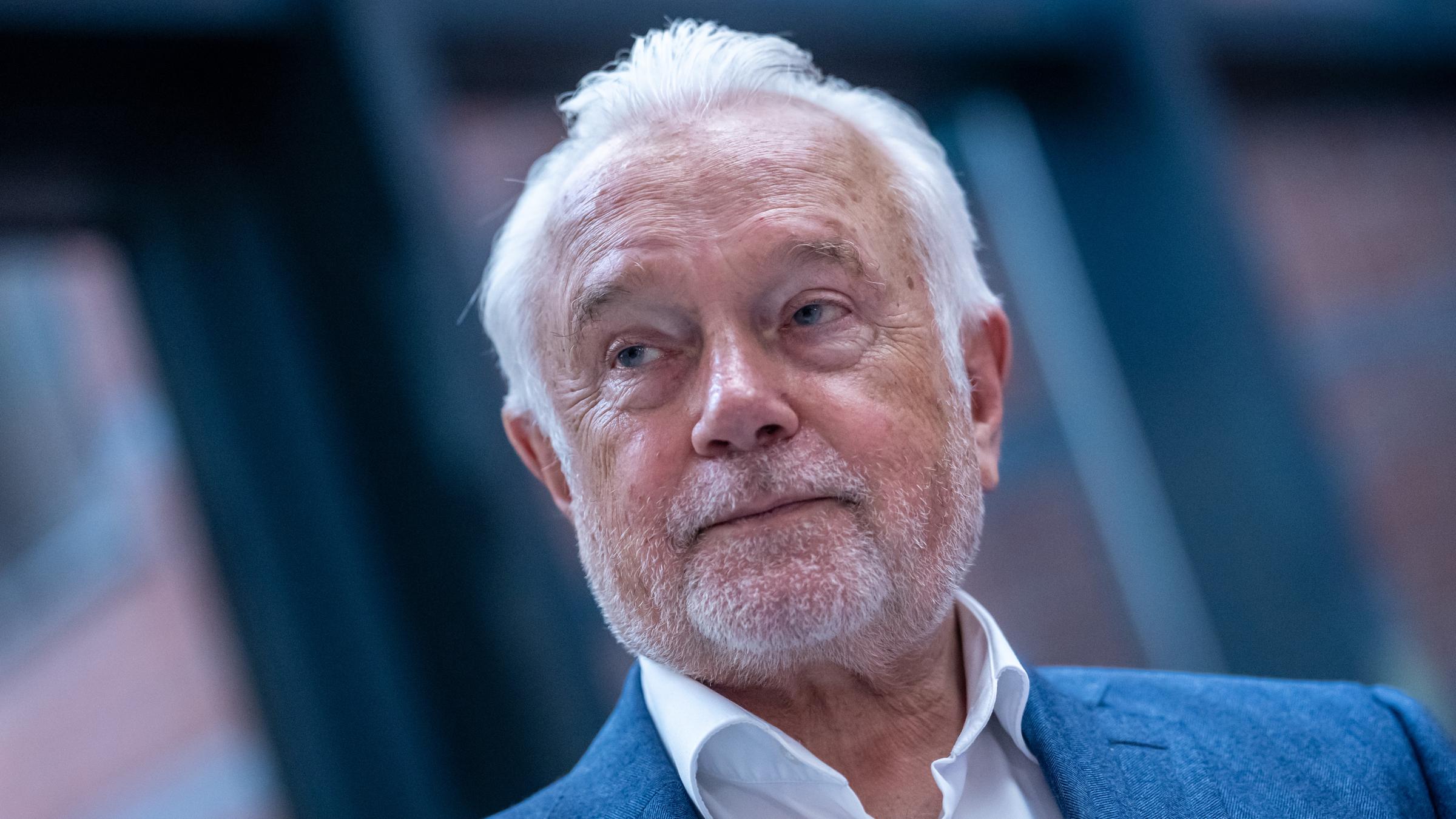 Wolfgang Kubicki (FDP) steht vor der Pressekonferenz in der Bundeszentrale der FDP dem Hans Dietrich Genscher Haus nach den Landtagswahlen in Rheinland-Pfalz. 