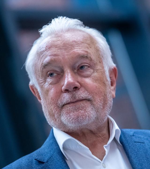 Wolfgang Kubicki (FDP) steht vor der Pressekonferenz in der Bundeszentrale der FDP dem Hans Dietrich Genscher Haus nach den Landtagswahlen in Rheinland-Pfalz. 