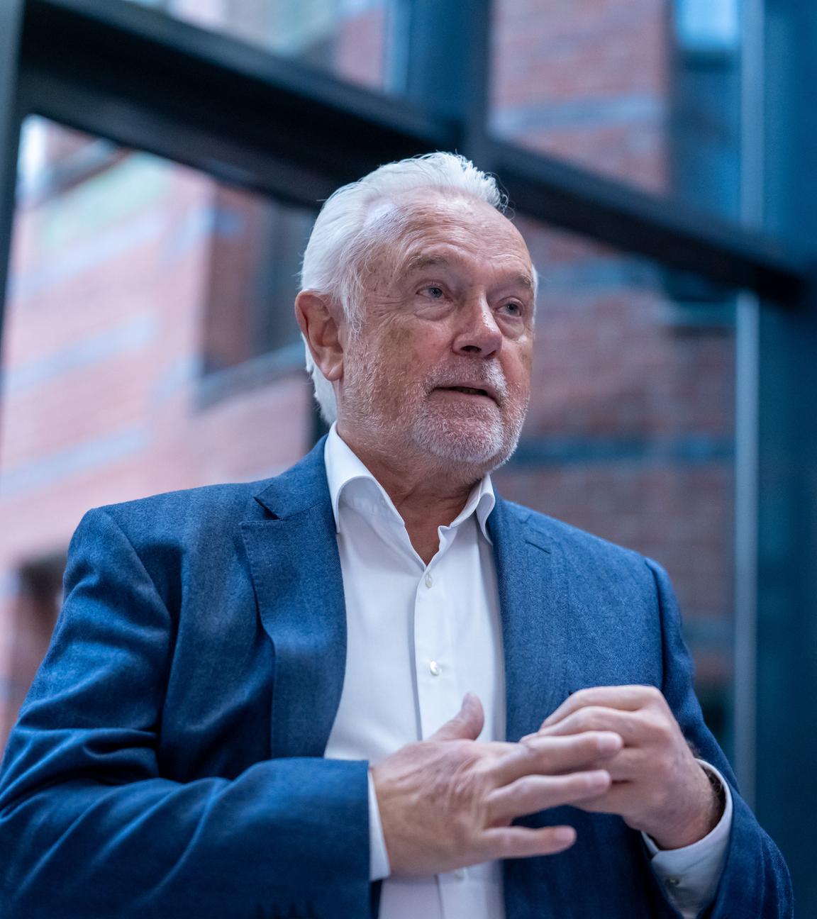 Wolfgang Kubicki von schräg unten fotografiert.