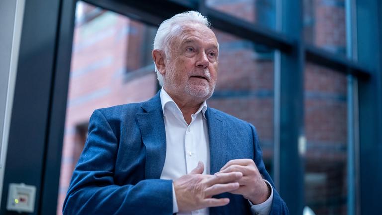 Wolfgang Kubicki von schräg unten fotografiert.