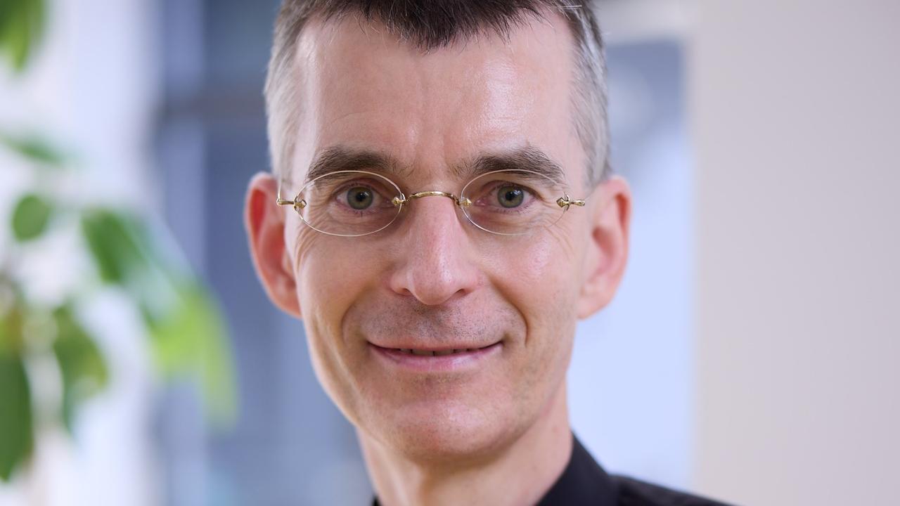 Zu sehen ist Dr. Wolfgang Rothe.