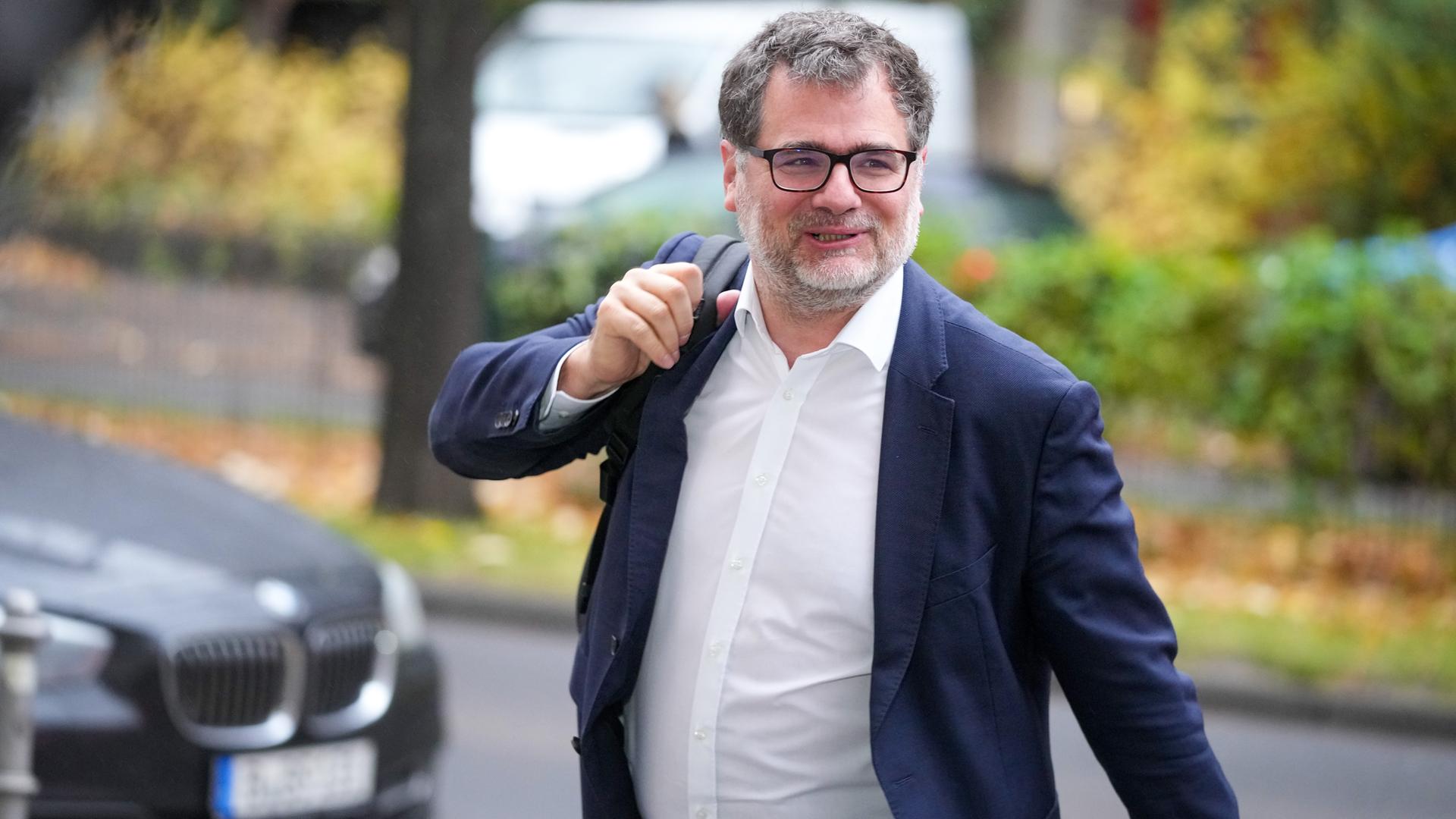 Wolfgang Schmidt, parlamentarischer Staatssekretär im Finanzministerium, auf dem Weg in die Parteizentrale der SPD.
