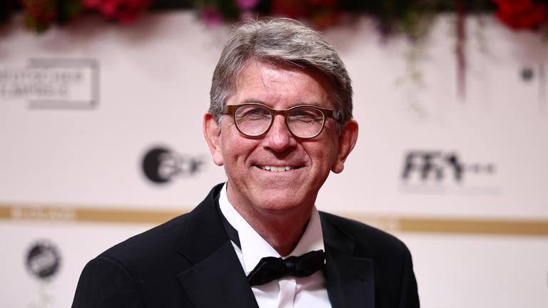 09.05.2025, Berlin: Wolfram Weimer (M), Kulturstaatsminister, kommt zur 75. Verleihung des Deutschen Filmpreises in Berlin im Theater am Potsdamer Platz