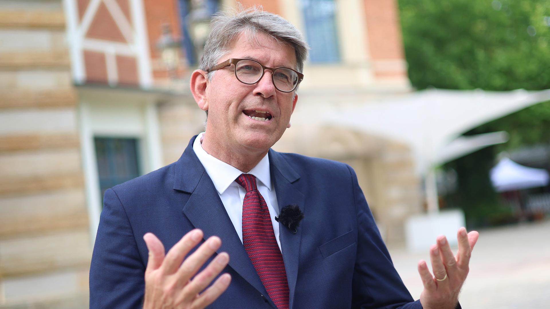 Staatsminister für Kultur und Medien, steht vor dem Bayreuther Festspielhaus. (Archiv)