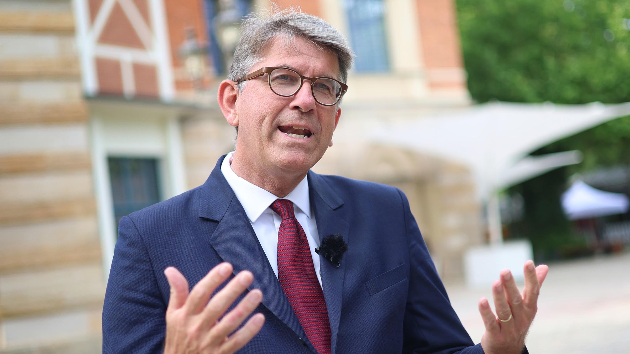 Staatsminister für Kultur und Medien, steht vor dem Bayreuther Festspielhaus. (Archiv)