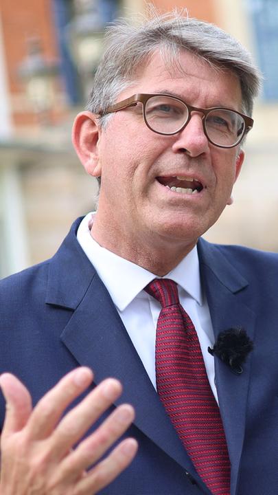 Staatsminister für Kultur und Medien, steht vor dem Bayreuther Festspielhaus. (Archiv)