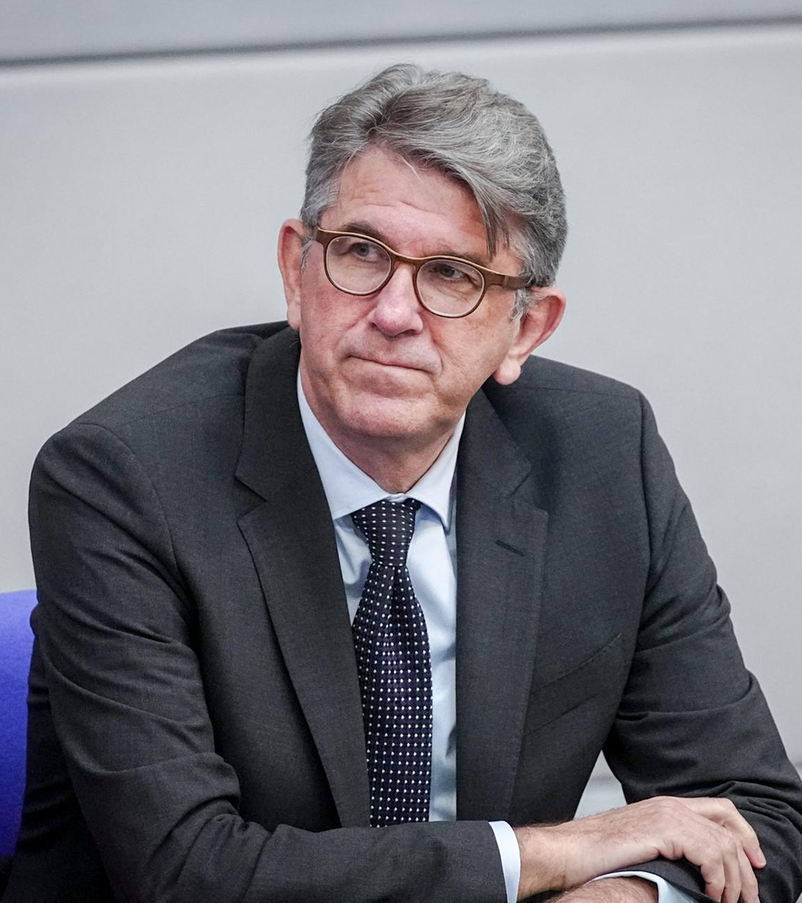 Wolfram Weimer, nimmt an der Sitzung des Bundestags zum Altersvorsorgereformgesetz teil.