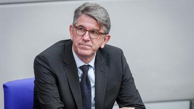 Wolfram Weimer, nimmt an der Sitzung des Bundestags zum Altersvorsorgereformgesetz teil.