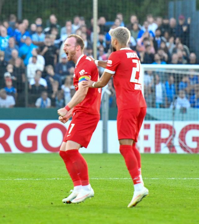 Maximilian Arnold (VfL Wolfsburg, 27) und Muhammed Damar (VfL Wolfsburg, 20) jubeln. 